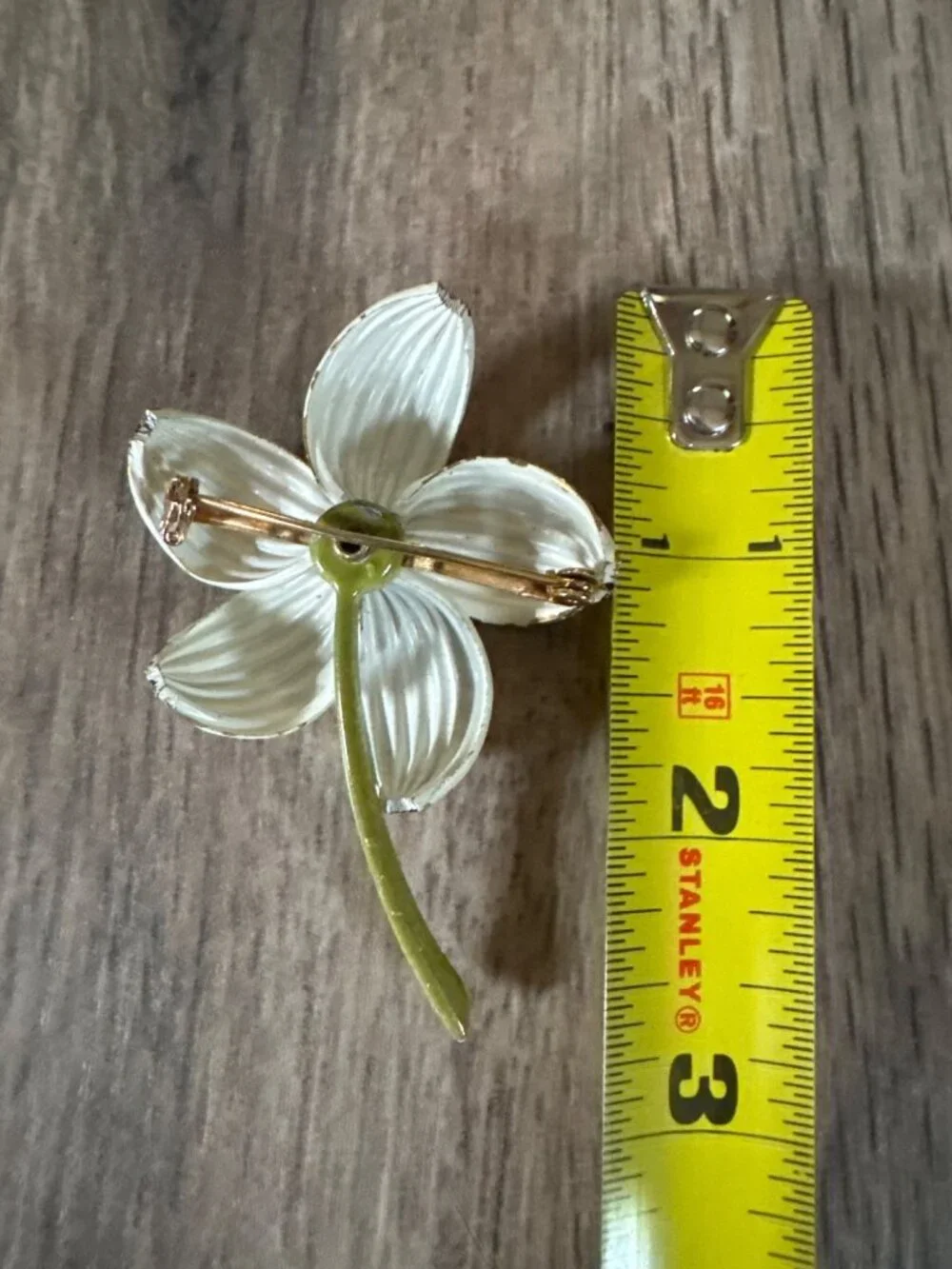 Vintage 1960 MOD Dogwood White & Black Spotted Flower Brooch Yellow Center 2.5-I